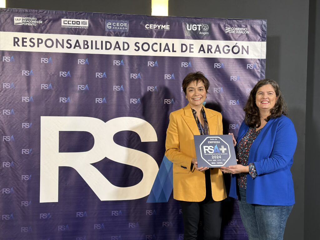 Ana Rodríguez y Rebeca Jaime recogiendo el sello RSA+