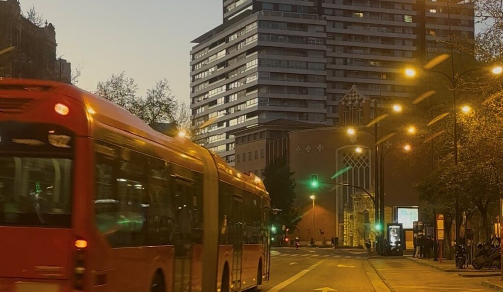 Autobús circulando por Paseo Pamplona