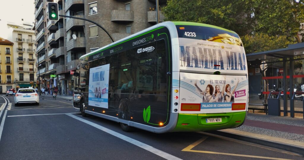 Autobús con un vinilo de publicidad en Plaza San Miguel