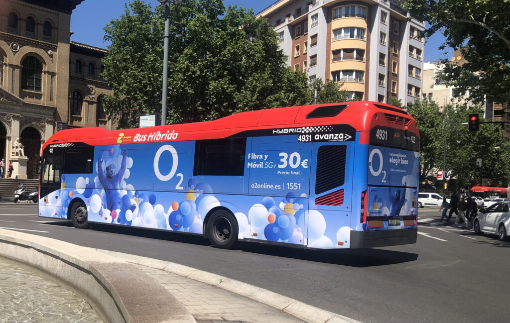 Autobús con vinilación de la compañía O2