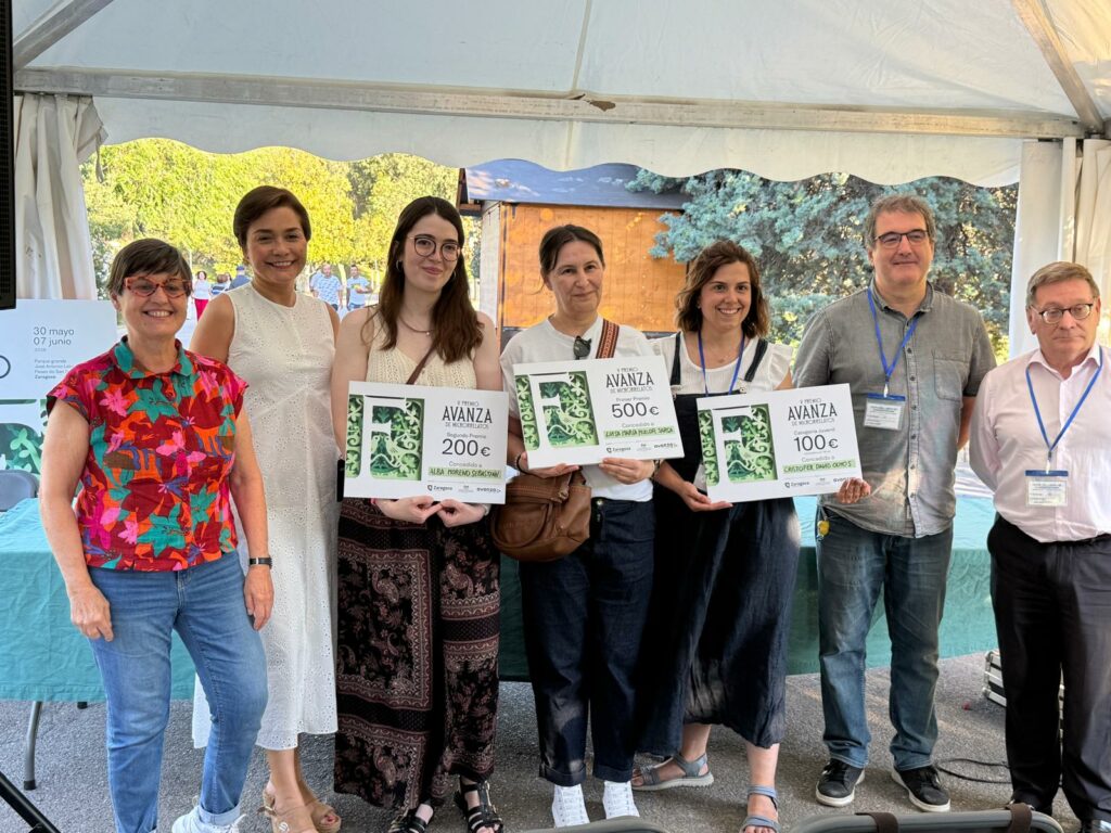 Foto de las personas ganadoras de los premios y organizadores del concurso