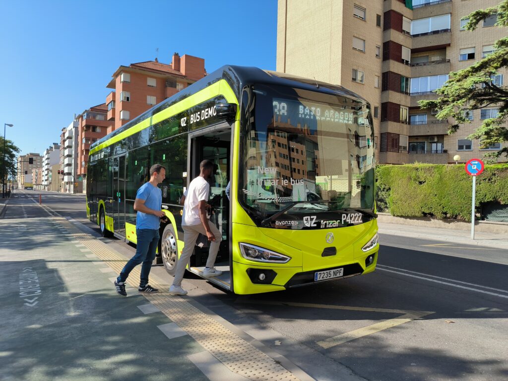 Personas subiendo al nuevo modelo de autobús en la calle Miguel Servet